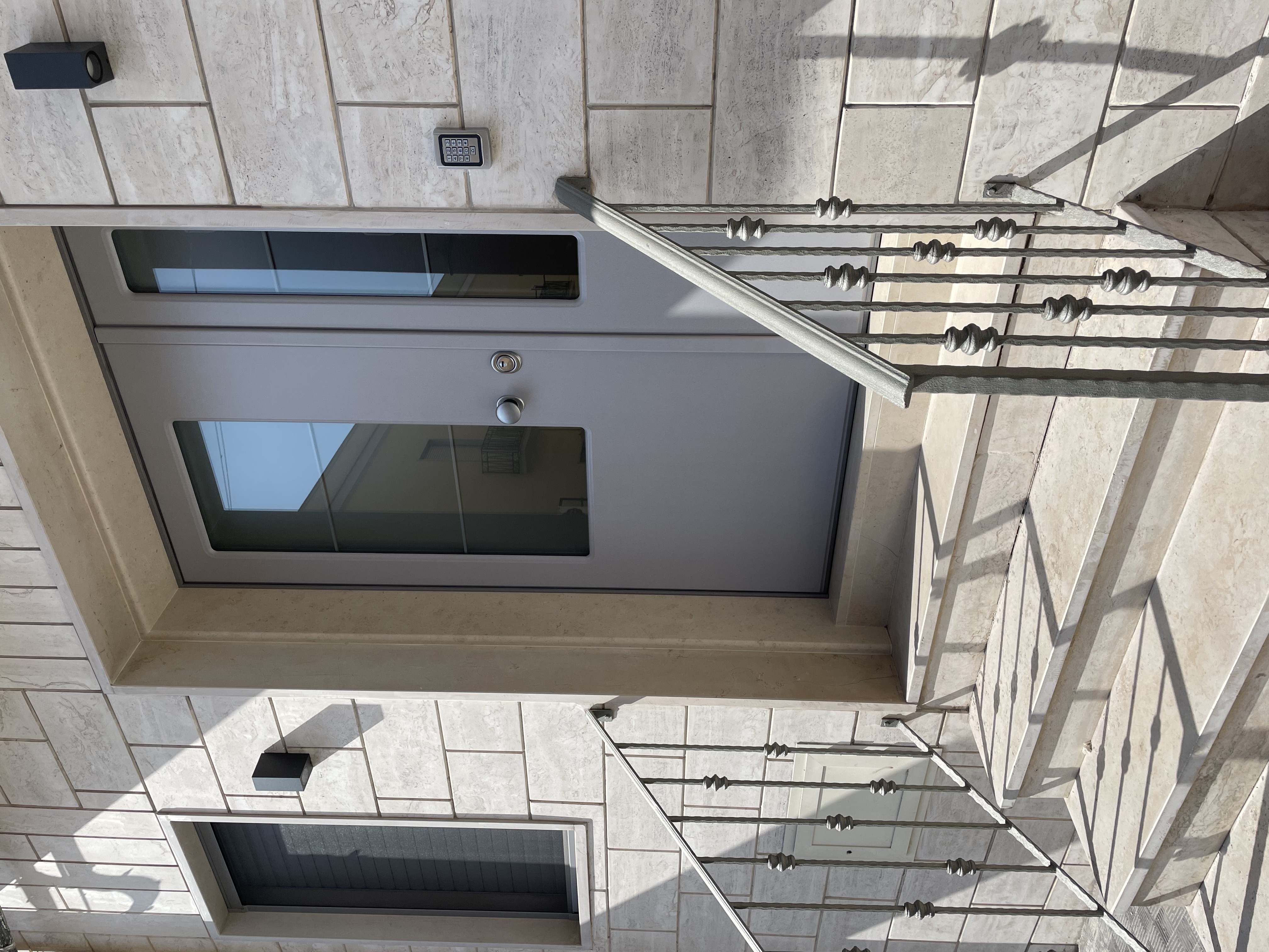 Casa e Bottega, Esterno