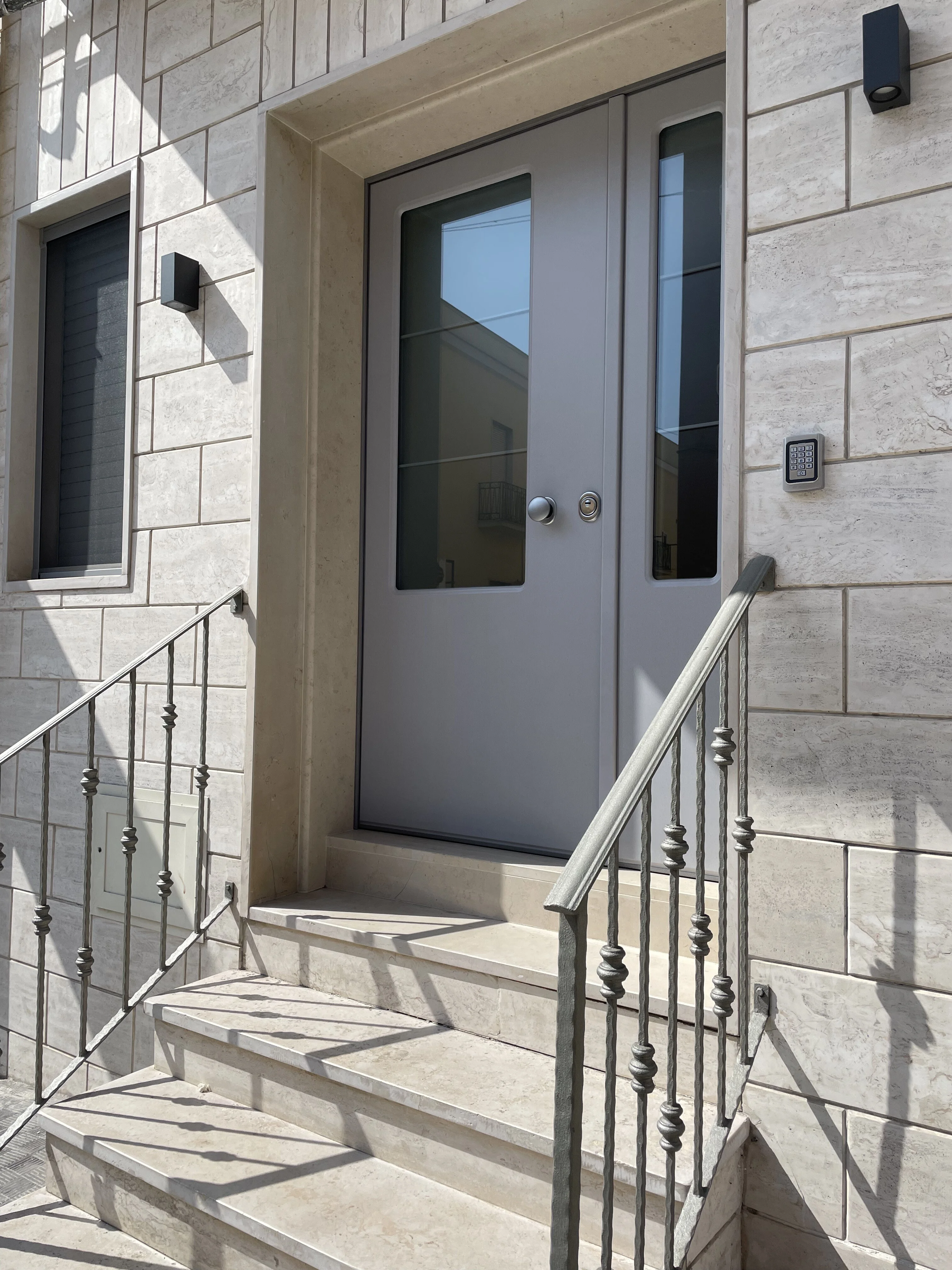 Casa e Bottega, Esterno