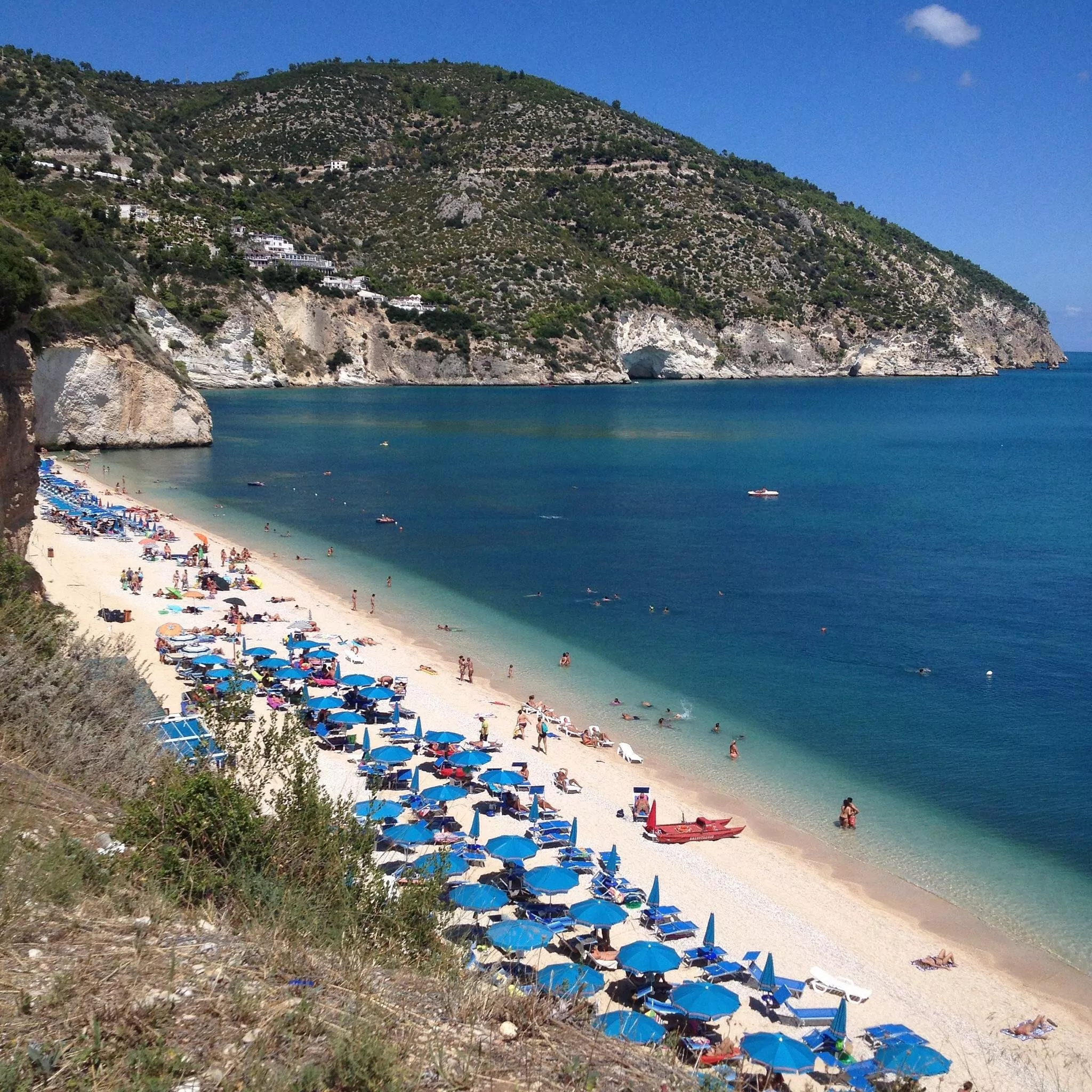La costa del Gargano nei pressi di Mattinatella, con acque turchesi